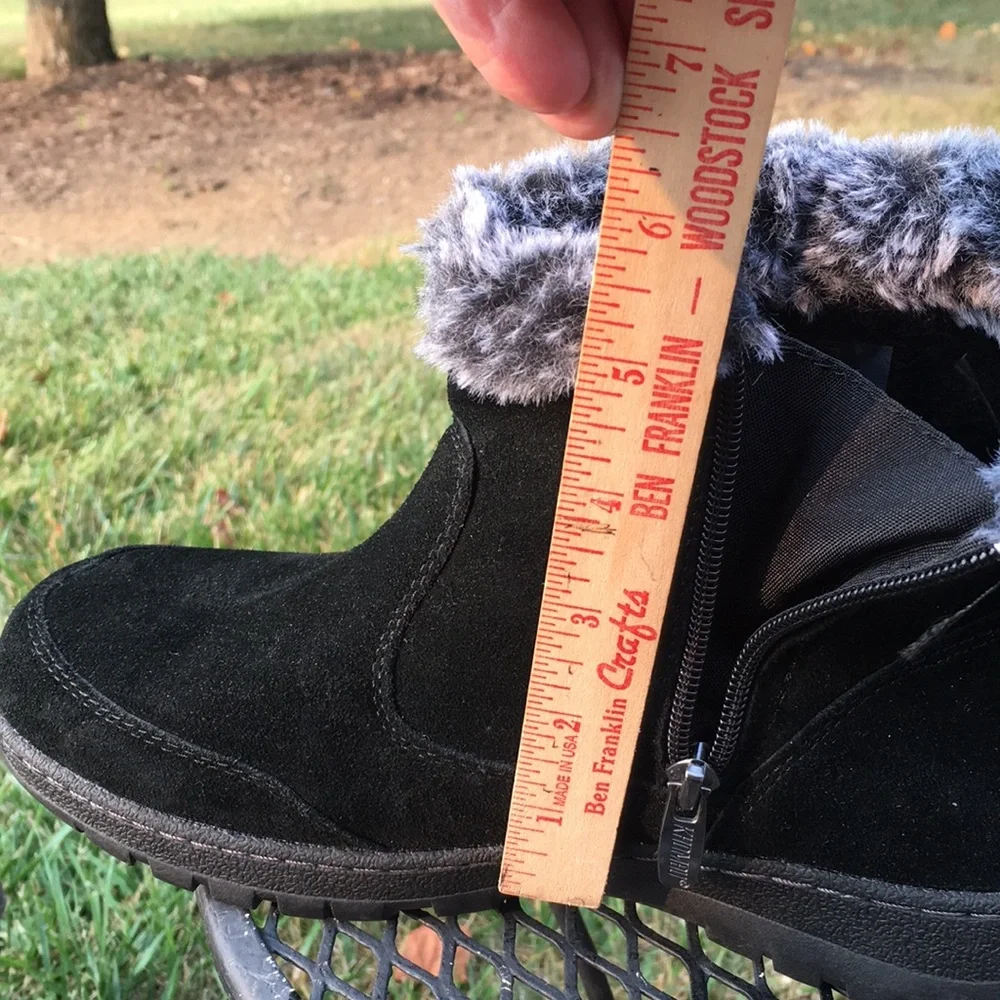Khombu boot womens short black suede boot size 9.